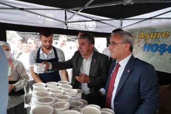 Kütahya Belediyesi’Nden Halka Aşure İkramı
