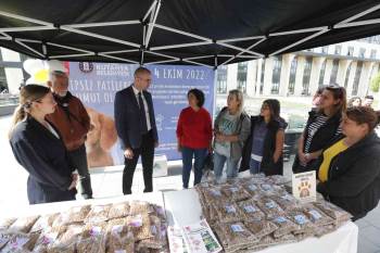 Kütahya Belediyesi Yiyecek Bulmakta Zorluk Çeken Hayvanlar İçin Mama Dağıttı
