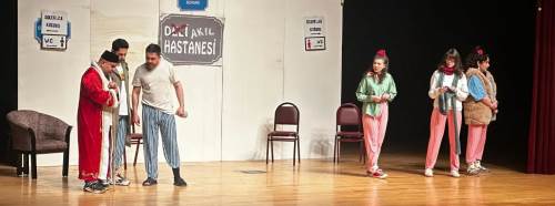 Kütahya’da “Keçileri Kaçırıyorum” tiyatroseverlerle buluştu