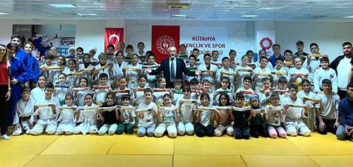 Kütahya’da 100 judocu bir üst kemere terfi etti