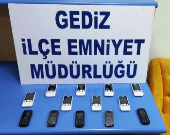 Kütahya’Da 13 Kaçak Cep Telefonu Ele Geçirildi

