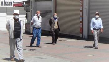 Kütahya’Da 65 Yaş Üzeri Vatandaşlar Bayramda Güneşli Havanın Keyfini Çıkardı
