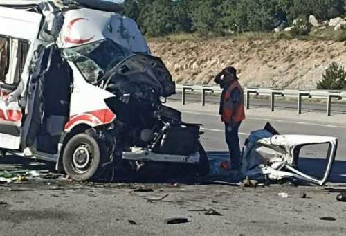 Kütahya’da ambulans ile tır çarpıştı: 1 ölü, 4 yaralı