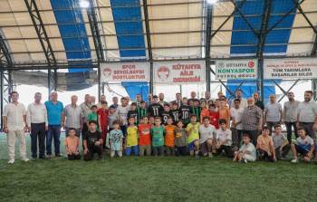 Kütahya’Da Anadolu Halı Sahası Yenilendi
