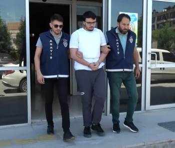 Kütahya’Da Annesini Ve Üvey Babasını Öldüren Zanlı Tutuklandı
