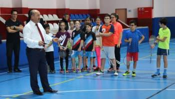 Kütahya’Da Ara Tatildeki Öğrenciler İçin Badminton Etkinliği

