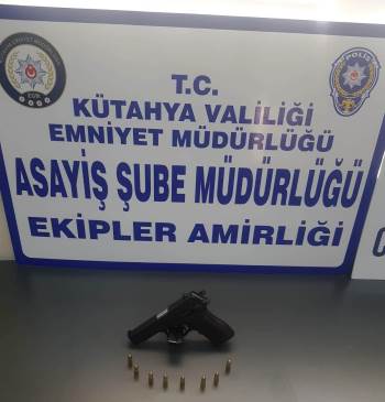 Kütahya’Da Araç İçerisinde Ruhsatsız Tabanca Ele Geçirildi
