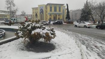 Kütahya’Da Aralıklarla Yağan Kar, İl Merkezini Beyaza Bürüdü
