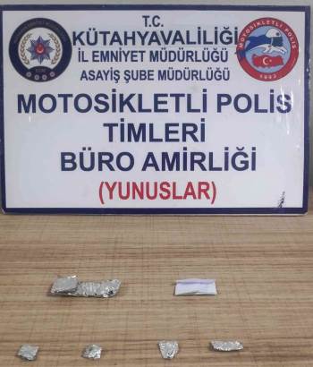 Kütahya’Da Bir Aracın Şoför Ve Yolcu Koltuğunda Uyuşturucu Bulundu
