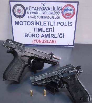 Kütahya’Da Bir Araçta 2 Ruhsatsız Tabanca İle 4 Ayrı Aranması Olan Şahıs Ele Geçirildi
