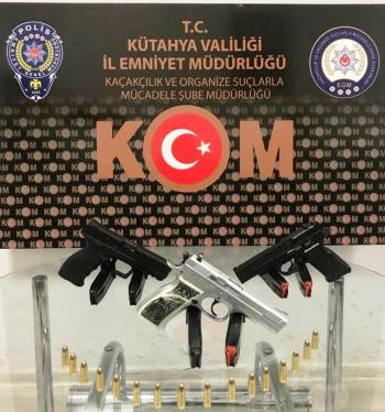 Kütahya’Da Bir Araçta 3 Ruhsatsız Tabanca Ele Geçirildi
