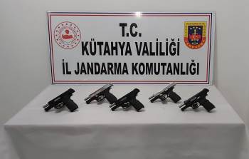 Kütahya’Da Bir Araçta 5 Ruhsatsız Tabanca Ele Geçirildi: 3 Gözaltı
