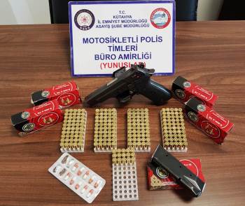 Kütahya’Da Bir Araçta Bulundurma Ruhsatlı Tabanca Ve Uyuşturucu Hap Ele Geçirildi
