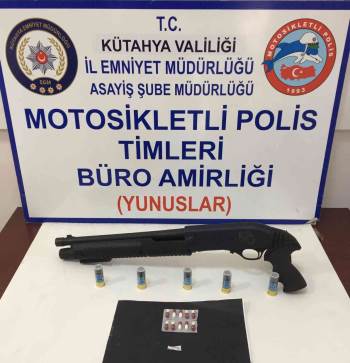 Kütahya’Da Bir Araçta Pompalı Tüfek Ve Uyuşturucu Ele Geçirildi
