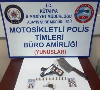 Kütahya’Da Bir Araçta Ruhsatsız Tabanca Ve Uyuşturucu Ele Geçirildi
