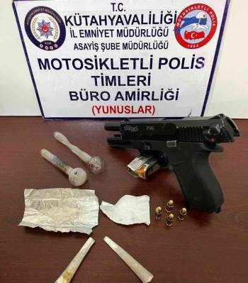 Kütahya’Da Bir Araçta Silah Ve Uyuşturucu Ele Geçirildi
