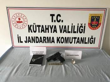 Kütahya’Da Bir Araçta Uyuşturucu Ve Ruhsatsız Tabanca Ele Geçirildi
