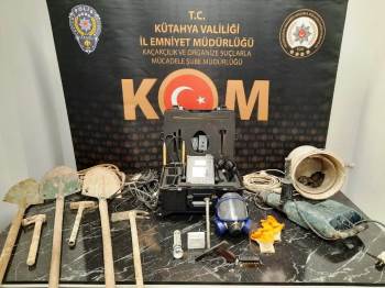 Kütahya’Da Bir İş İşyerinin Avlusunda Yapılan Kaçak Kazıya Suçüstü
