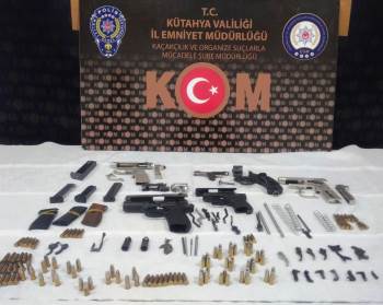 Kütahya’Da Çok Sayıda Kaçak Silah Malzemesi Ele Geçirildi
