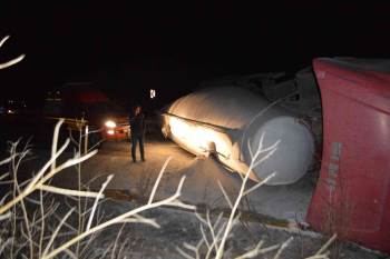 Kütahya’Da Devrilen Tır Otomobile Çarptı: 1 Ölü, 4 Yaralı
