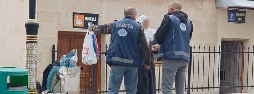 Kütahya'da dilenci kadın zabıtayı çileden çıkardı