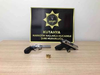 Kütahya’Da Durdurulan Araçta 2 Ruhsatsız Tabanca Ele Geçirildi
