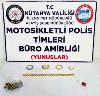 Kütahya’Da Durdurulan Araçta Çalıntı Ziynet Eşyası Ve Narkotik Madde Ele Geçirildi
