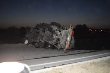 Kütahya’Da Faciadan Dönüldü: Asit Tankeri İle Otomobil Çarpıştı
