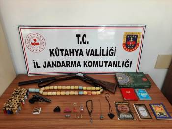 Kütahya’Da Falcılık Yapan Şahsın Evinde Ruhsatsız Silah Çıktı
