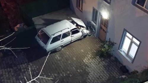 Kütahya’da feci kaza: Otomobil eve çarptı, 1 ölü 1 yaralı