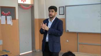 Kütahya’Da Görme Engelli Öğretmen, Öğrencilere Tarihi Sevdiriyor
