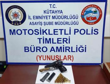 Kütahya’Da İki Araçta Ruhsatsız Tabanca Ve Kurusıkı Tabanca Ele Geçirildi

