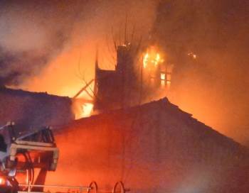 Kütahya’Da İki Katlı Ahşap Evde Yangın
