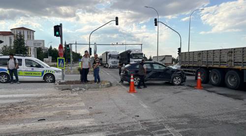 Kütahya'da iki otomobil çarpıştı: 5 kişi hastanelik oldu