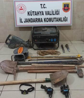 Kütahya’Da Kaçak Kazı Yapan 4 Şüpheli Suçüstü Yakalandı
