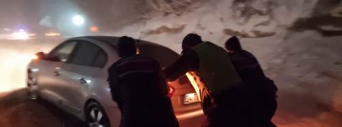 Kütahya’da kar ve tipi bastırdı, sürücüler zor anlar yaşadı!