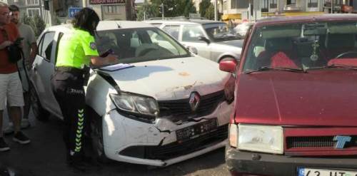 Kütahya’da kavşakta iki otomobil çarpıştı: 1 yaralı