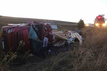 Kütahya’Da Kereste Yüklü Kamyon Devrildi: 1 Ölü
