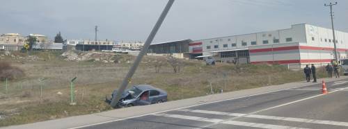 Kütahya’da kontrolden çıkan otomobil direğe çarptı