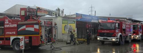 Kütahya'da korkutan yangın: İş yeri alevlere teslim oldu!