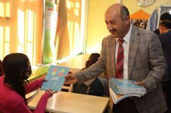 Kütahya’Da Öğrencilere Yardımcı Kaynak Paketi Dağıtıldı
