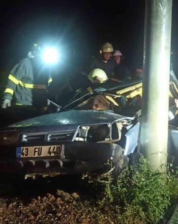 Kütahya’Da Otomobil Direğe Çarptı: 3 Yaralı
