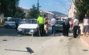 Kütahya’Da Otomobil İle Motosiklet Çarpıştı: 2 Yaralı
