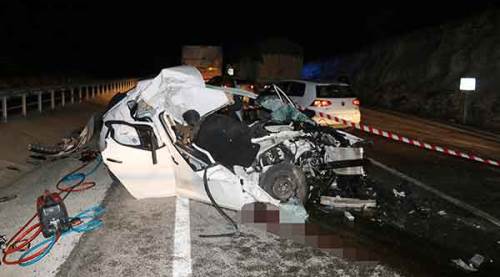 Kütahya'da otomobil kamyona çarptı: 1 ölü, 2 yaralı