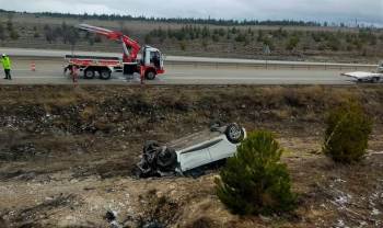 Kütahya’Da Otomobil Şarampole Devrildi: 3 Yaralı
