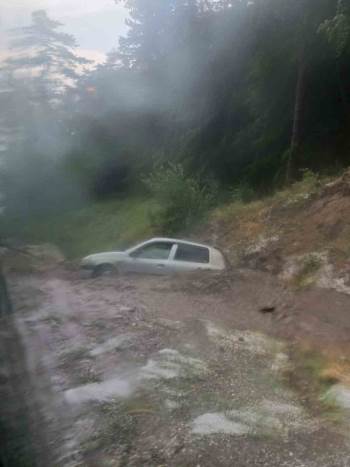 Kütahya’Da Otomobil Sele Kapıldı, O Anlar Kameraya Yansıdı
