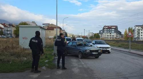 Kütahya’da otomobilin çarptığı iki kişi yaralandı