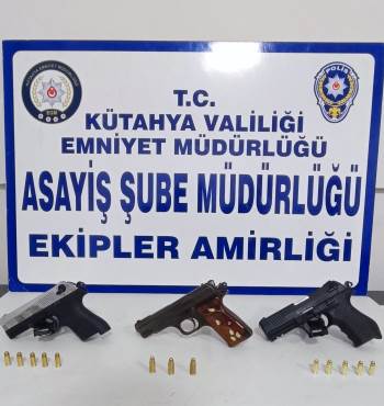 Kütahya’Da Pavyonlar Bölgesindeki Denetimlerde 370 Şahsın Gbt Kontrolü Yapıldı
