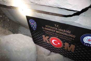 Kütahya’Da Roma Dönemine Ait Ağlama Duvarı Ve İki Taş Sütun Ele Geçirildi
