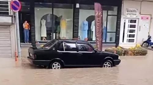 Kütahya'da sağanak sonrası yollar göle döndü